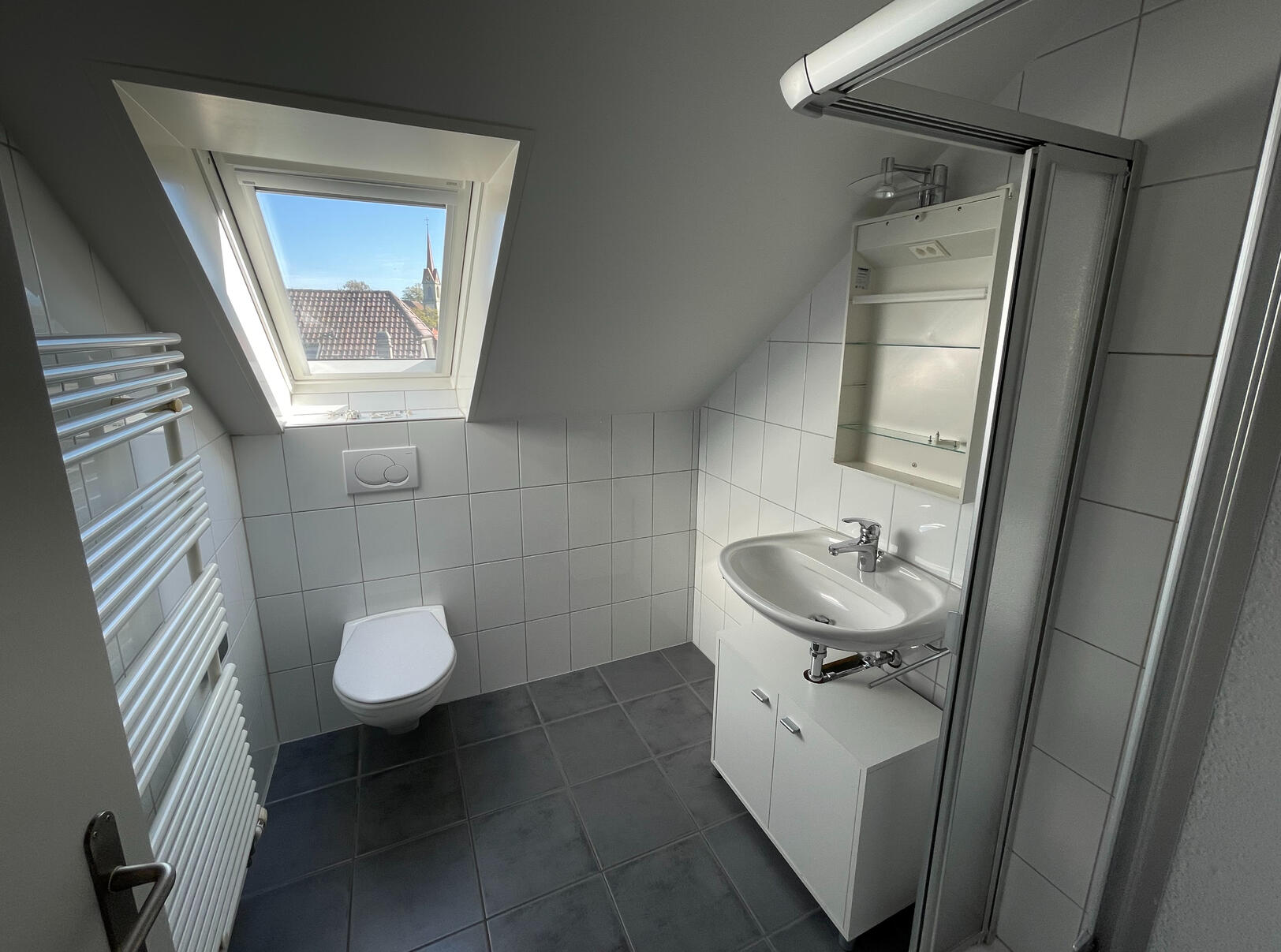 Bad mit Dusche und WC